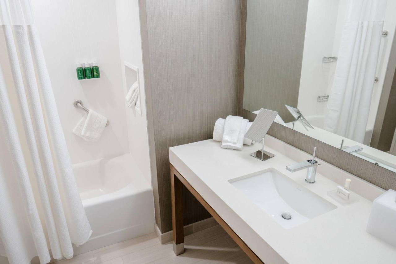 Courtyard By Marriott Fargo Hotell Exteriör bild
